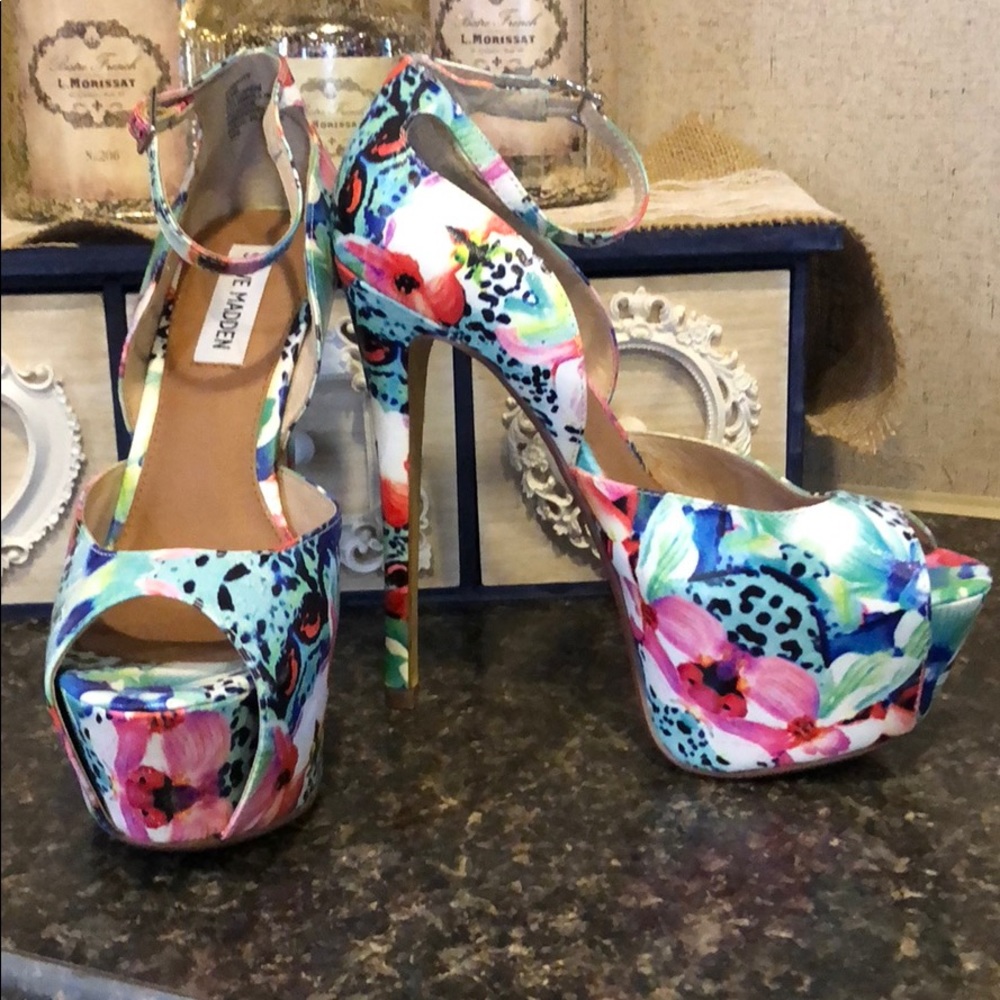 Never worn Steve Madden pumps
